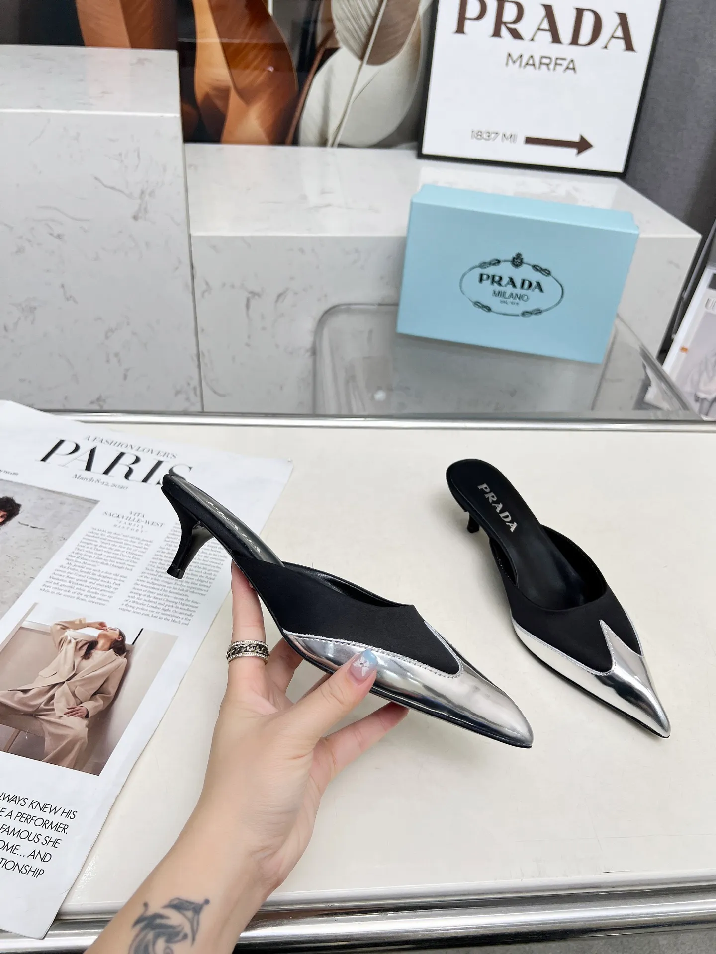 👟👟Ex-factory price 520👟👟 🏧2025 T show Mule shoes, silk pointed toe series🏧 (highest version with top packaging) PRADA 2025𝐬𝐬Prada new product, (top version) is coming! prada25 "T-stage show style" mainly promotes hot-selling styles, made of silk material and TPU Muller series spring and summer single shoes and sandals series. Made of high-quality silk satin and Tpu mirror material, a full range of simple light plate logo hot stamping. ——————————————————❣️ 2025SS PRADA spring and summer simple style, it looks so good. Various Internet celebrities have planted popular styles, awakening the imagination of skirt trains, corsets and bra curves, streamlined to the extreme ~ super popular series of hot products, with iconic logos on the heels or on the feet, as well as prismatic pointed toes, and angular lines are clearly defined.  Prada spring2025’s latest presentation is also wonderful with different styles! This season's Prada styles are simpler in design than before. They don't deliberately pursue a trendy or sporty feeling. They are all natural. The colors are also made of bright spring and summer eye-catching colored silks with pointed toes. They are so simple and beautiful. 😋The original shoes are developed and purchased from Italian counters, and are reproduced 1:1 according to the original taste. The newly opened low heel of 4cm has the same concave and convex height as the original version, creating a variety of sandals and slippers: low heel, pointed toe and half drag. 💛❤️ 💛❤️ ⚛Baotou low heel 4cm. ⚛Sale size: 35-41 (customized at 42.43) ⚛Top silk satin fabric + sheepskin lining + Italian triple-A cowhide bottom. 💙"Multiple colors, all official colors can be produced".